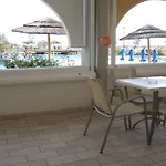 Apartamento Seaside With Poolside Retreat *