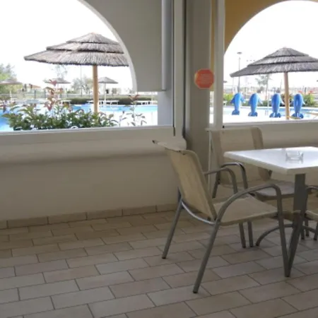 Lejlighed Seaside With Poolside Retreat *