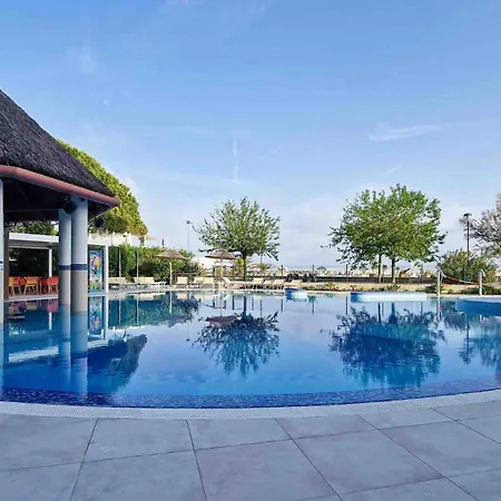 Seaside With Poolside Retreat Appartamento