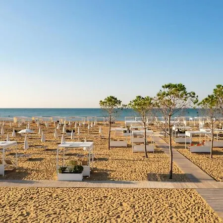 Seaside With Poolside Retreat Lägenhet