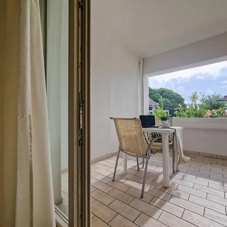 Appartamento Seaside With Poolside Retreat *