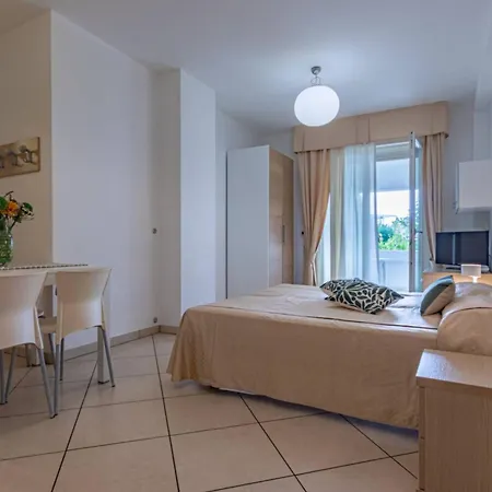 Seaside With Poolside Retreat Appartamento