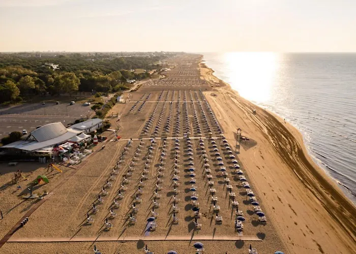 Seaside With Poolside Retreat Apartment *