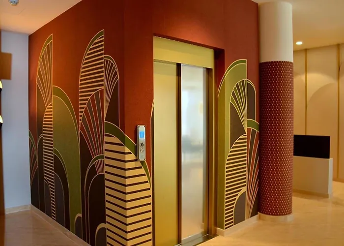 Seaside With Poolside Retreat Apartment *