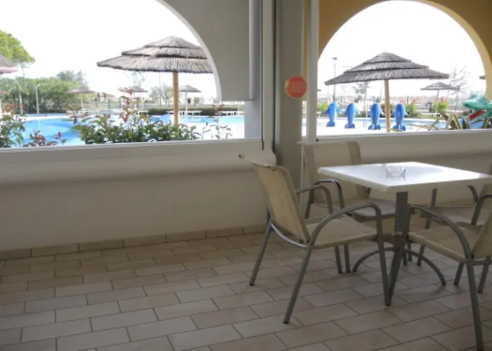 Apartment Seaside With Poolside Retreat *